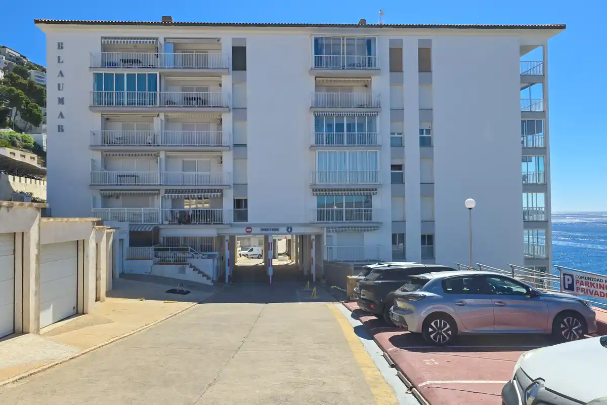 Despierta cada día con el Mediterráneo a tu lado – Piso con piscina, parking y vistas al mar en el Faro de Roses