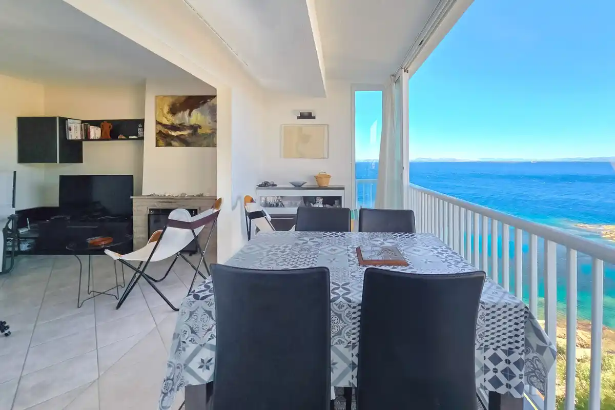 Despierta cada día con el Mediterráneo a tu lado – Piso con piscina, parking y vistas al mar en el Faro de Roses