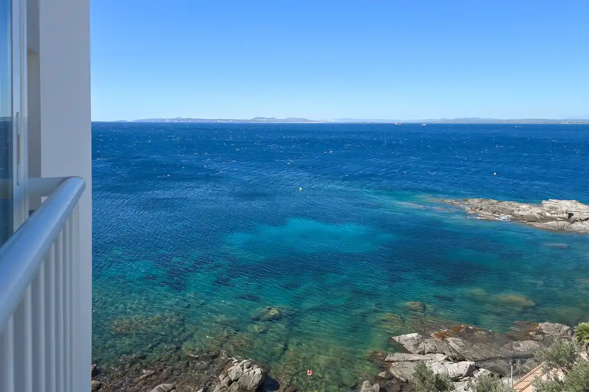 Despierta cada día con el Mediterráneo a tu lado – Piso con piscina, parking y vistas al mar en el Faro de Roses