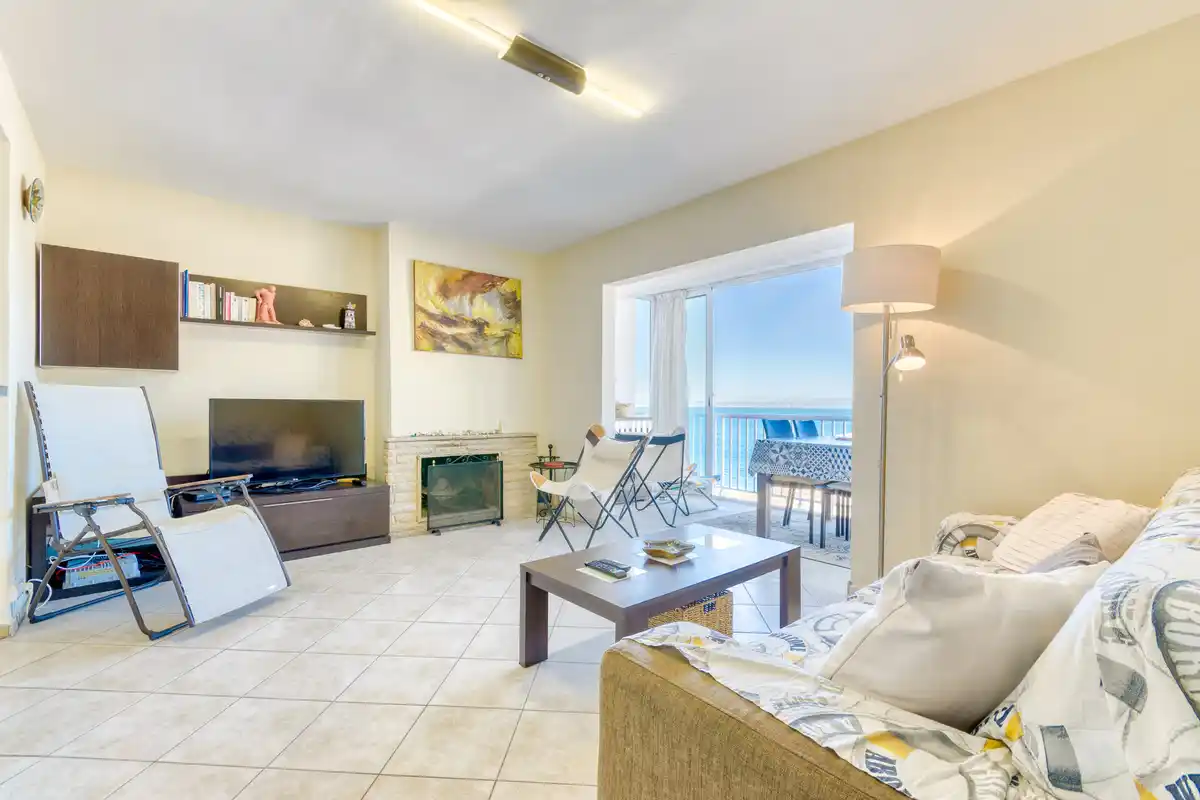Despierta cada día con el Mediterráneo a tu lado – Piso con piscina, parking y vistas al mar en el Faro de Roses
