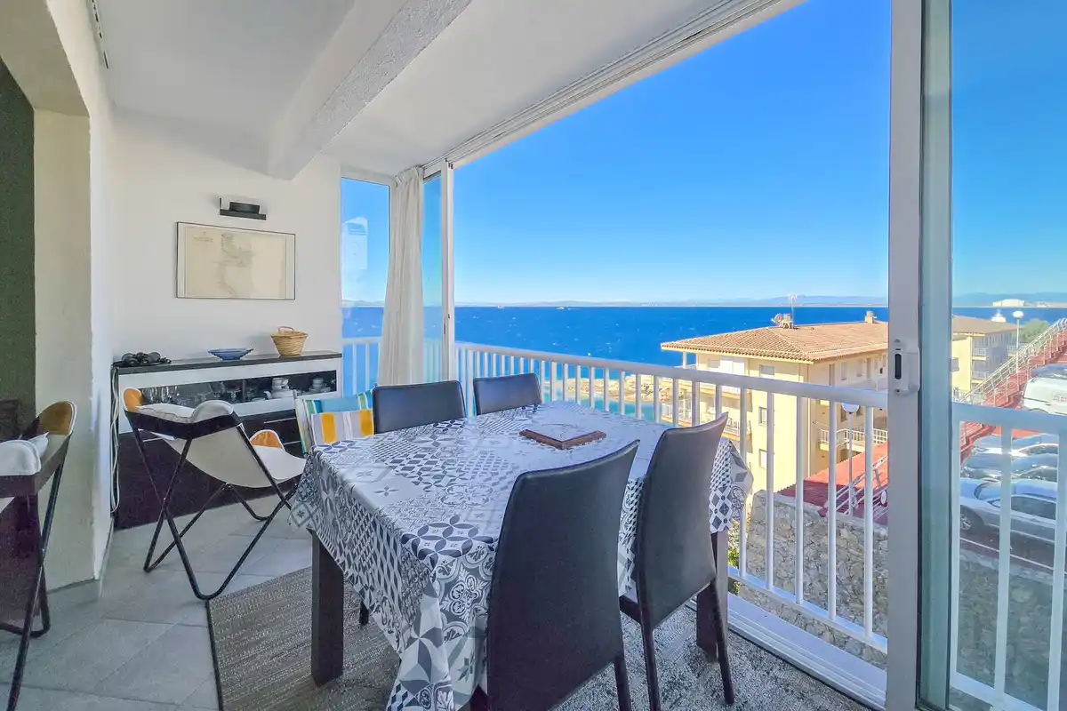 Despierta cada día con el Mediterráneo a tu lado – Piso con piscina, parking y vistas al mar en el Faro de Roses