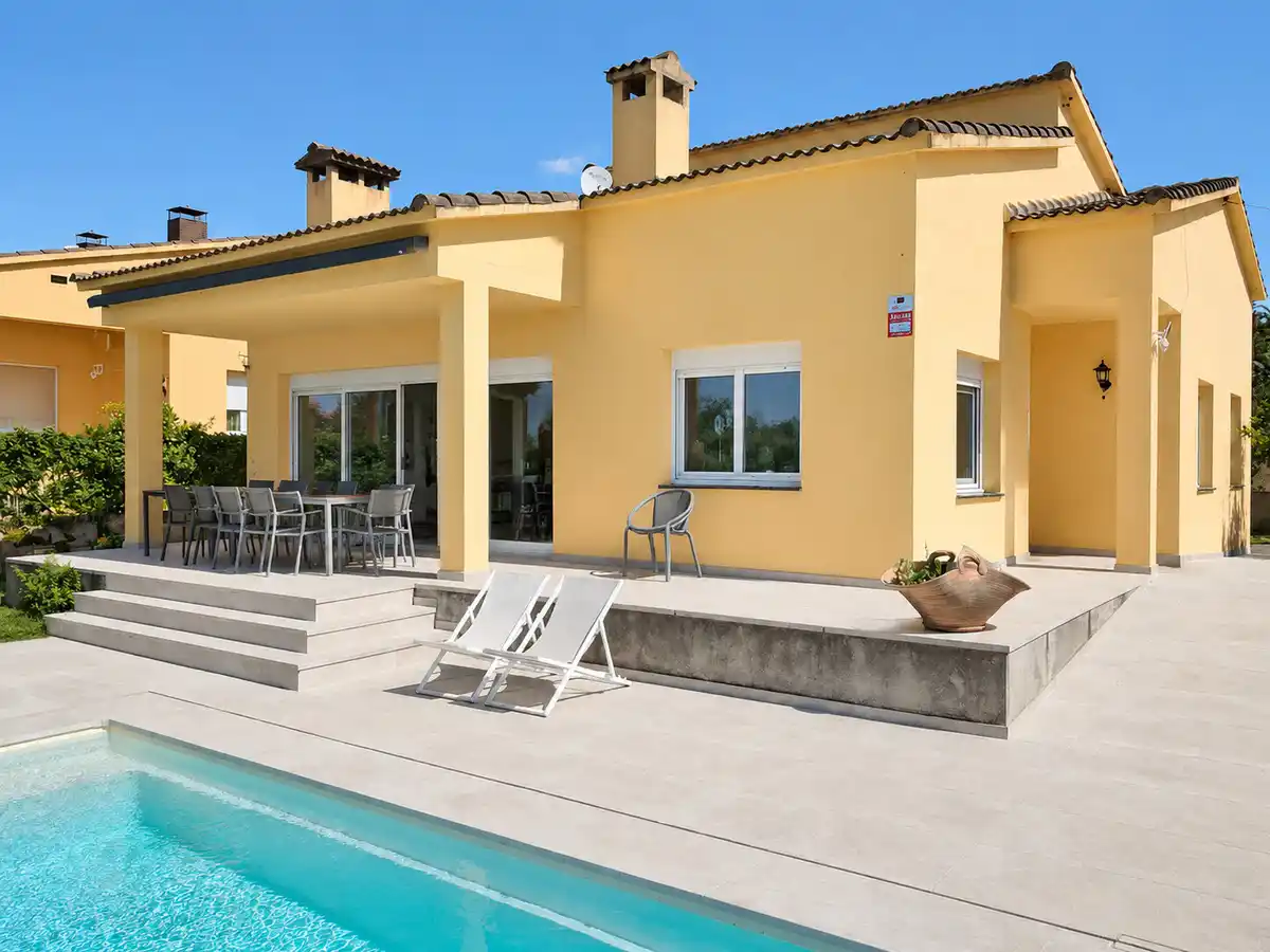 Casa en venta en Bàscara con piscina, jardín y amplia parcela de 525 m²