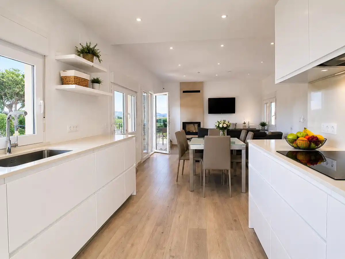 Casa en venta en Bàscara con piscina, jardín y amplia parcela de 525 m²