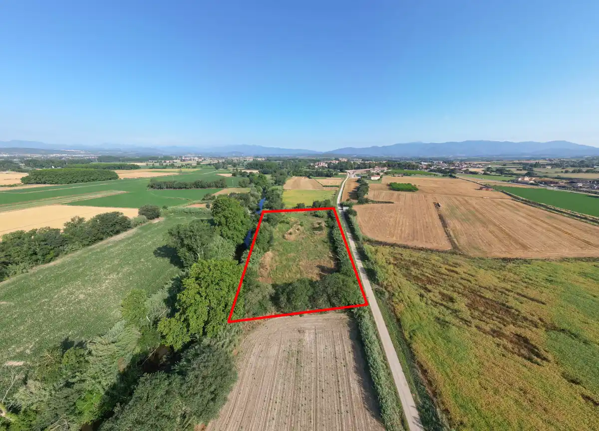 Gran terreno rústico en Peralada.