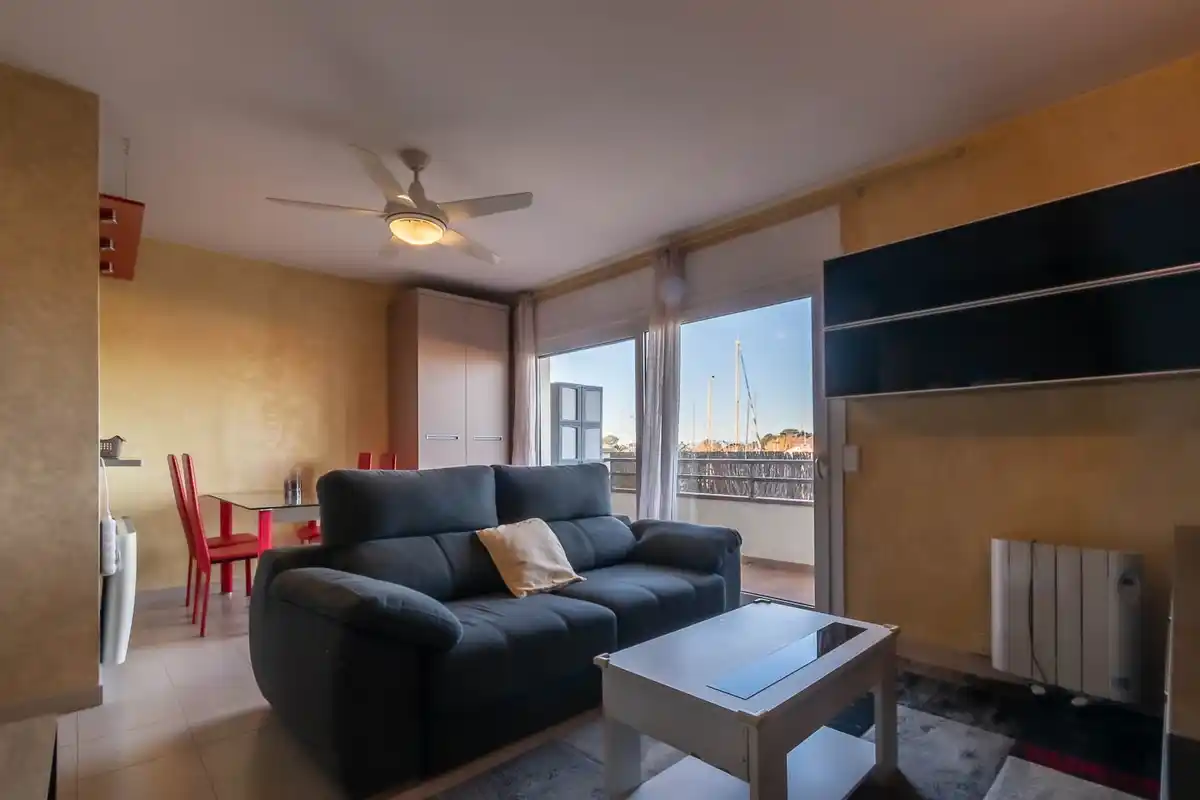 Magnifico apartamento en una zona tranquila de dos habitaciones y vistas al canal. (Santa Margarita-Roses)