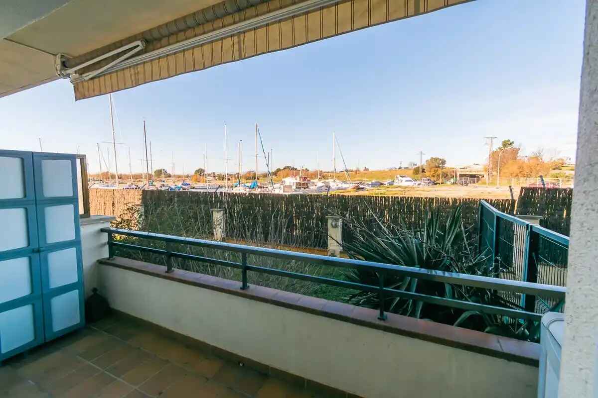 Magnifico apartamento en una zona tranquila de dos habitaciones y vistas al canal. (Santa Margarita-Roses)