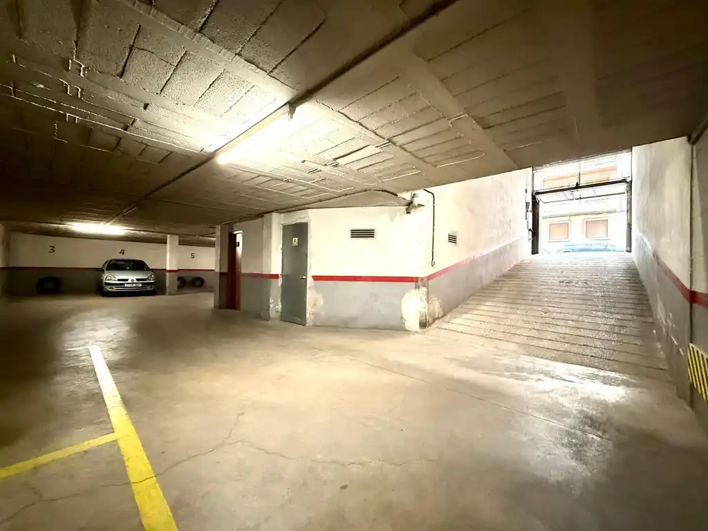 Parking para coche y moto en venta en el centro de Figueres (C/Vicenç Dauner).