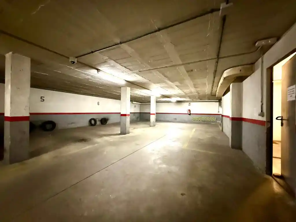 Parking para coche y moto en venta en el centro de Figueres (C/Vicenç Dauner).