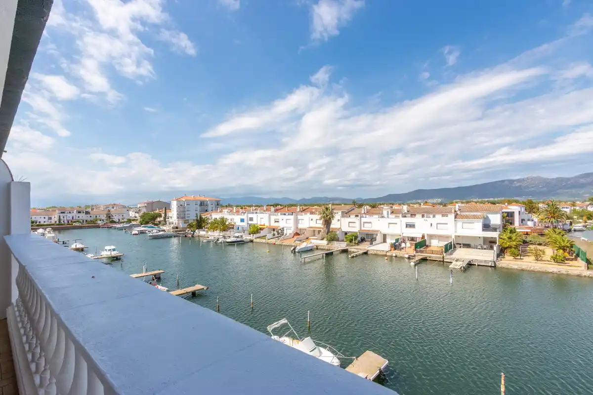 APARTAMENTO CON LICENCIA TURÍSTICA (EMPURIABRAVA)