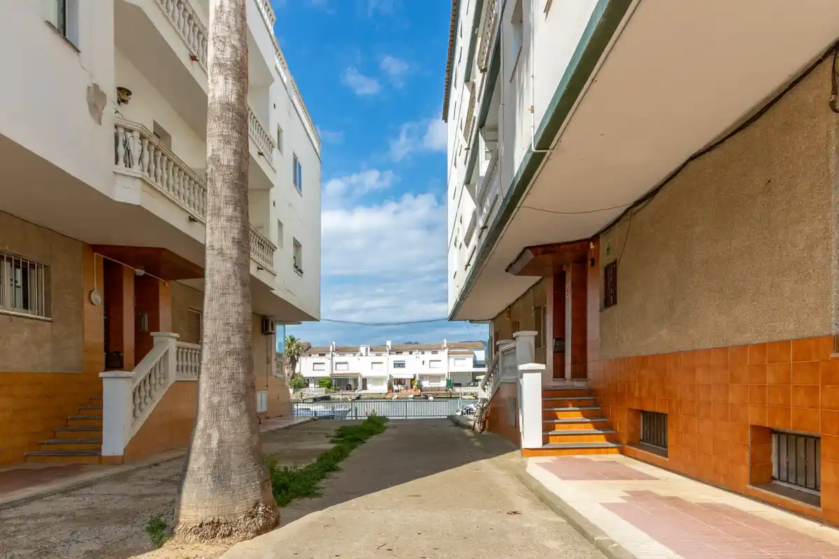 APARTAMENTO CON LICENCIA TURÍSTICA (EMPURIABRAVA)
