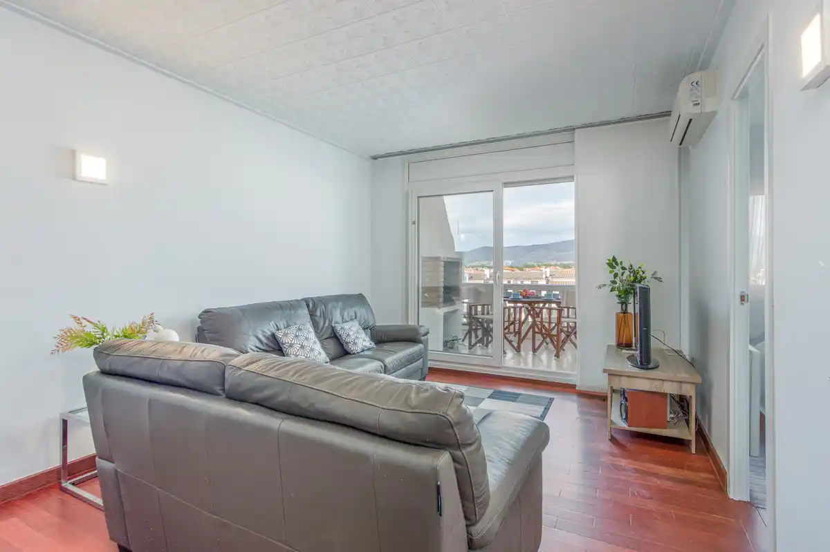 APARTAMENTO CON LICENCIA TURÍSTICA (EMPURIABRAVA)