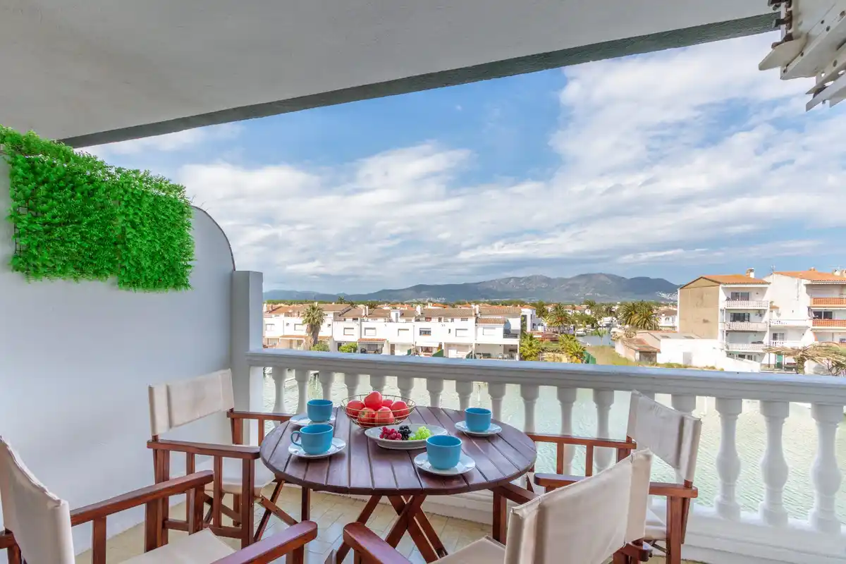 APARTAMENTO CON LICENCIA TURÍSTICA (EMPURIABRAVA)