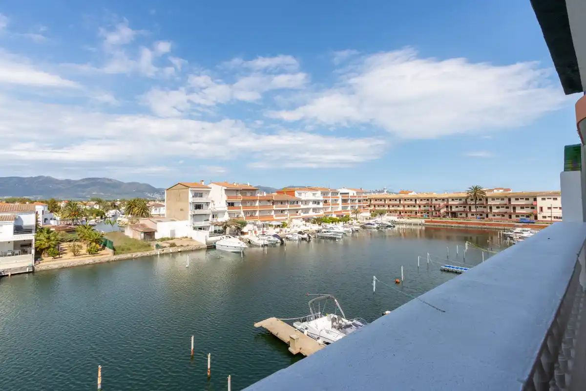 APARTAMENTO CON LICENCIA TURÍSTICA (EMPURIABRAVA)