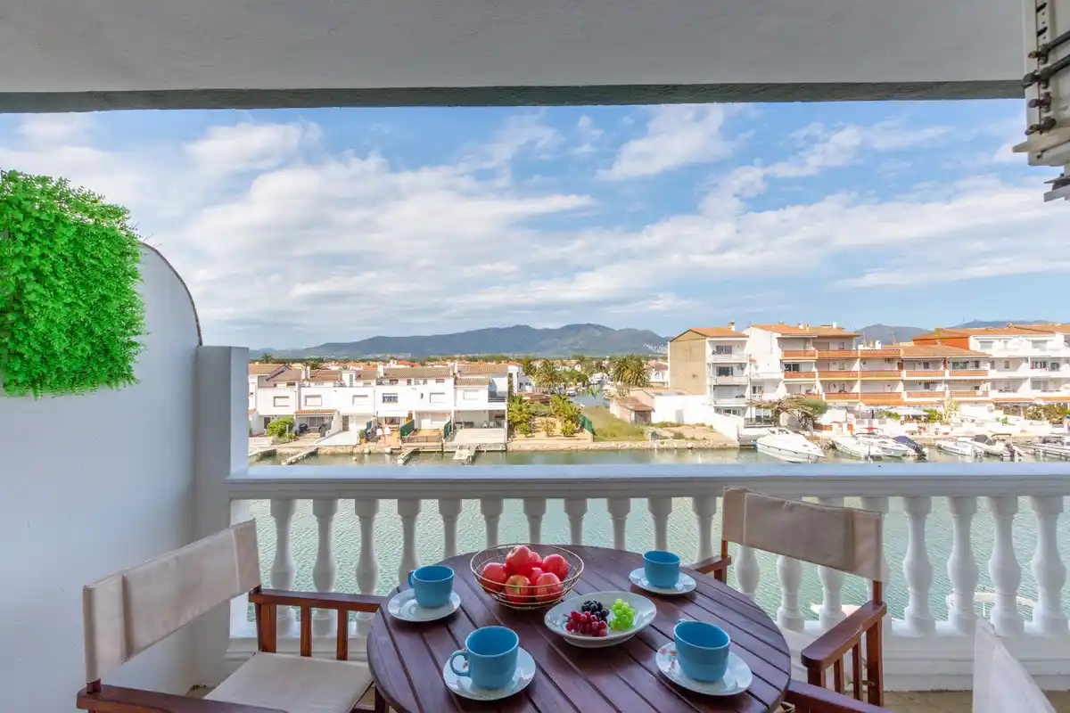 APARTAMENTO CON LICENCIA TURÍSTICA (EMPURIABRAVA)
