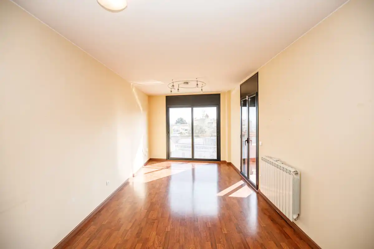 Descubre este elegante y acogedor piso situado en el corazón de la ciudad