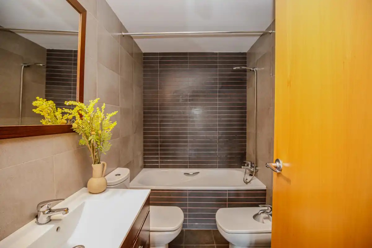 Descubre este elegante y acogedor piso situado en el corazón de la ciudad