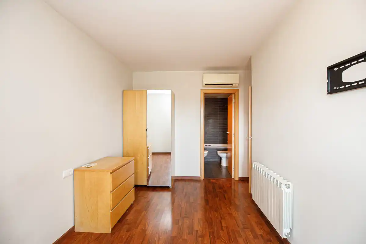 Descubre este elegante y acogedor piso situado en el corazón de la ciudad