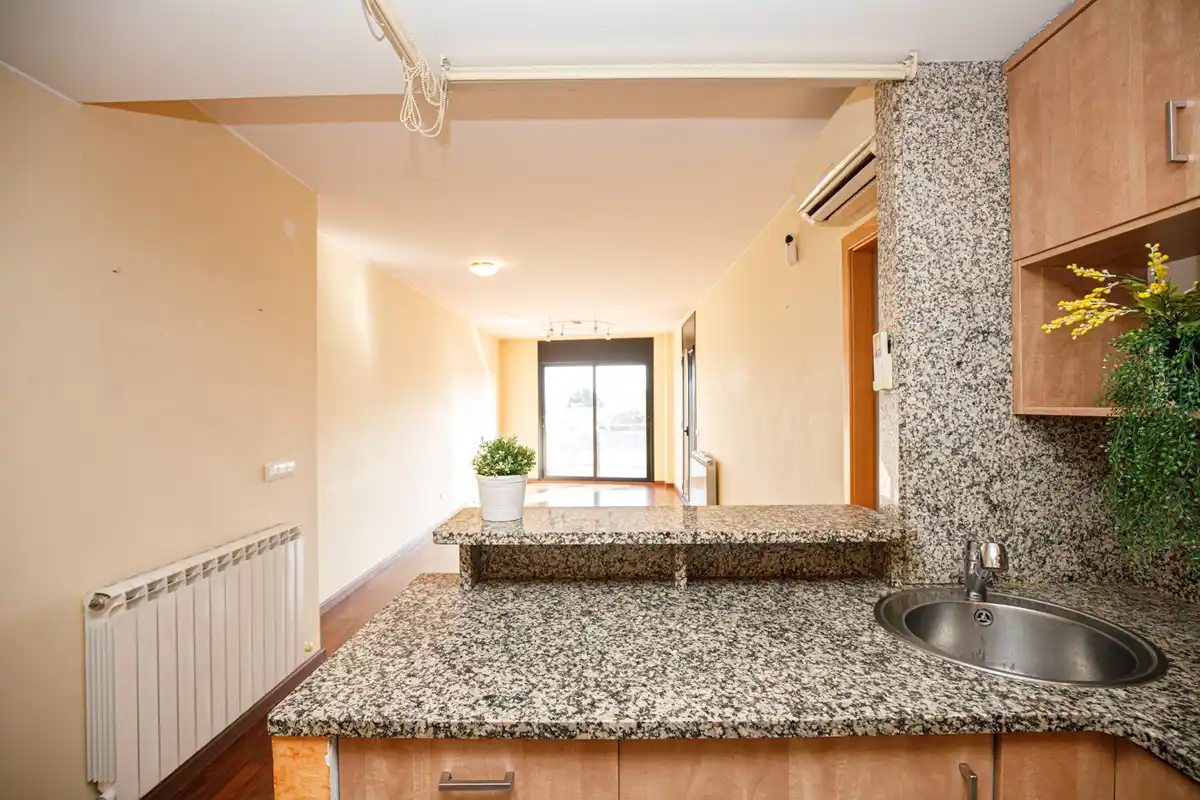 Descubre este elegante y acogedor piso situado en el corazón de la ciudad