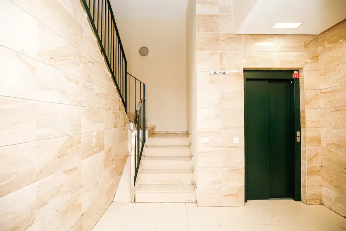 Descubre este elegante y acogedor piso situado en el corazón de la ciudad