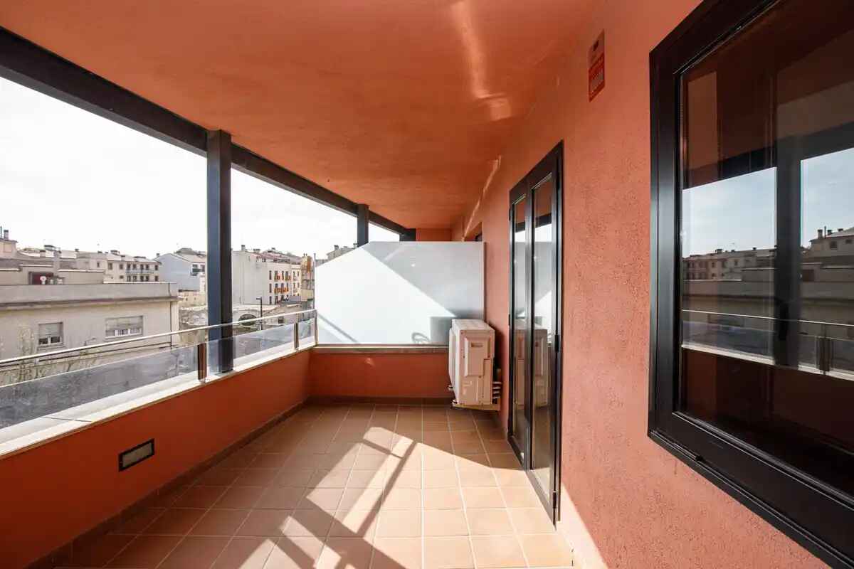 Descubre este elegante y acogedor piso situado en el corazón de la ciudad