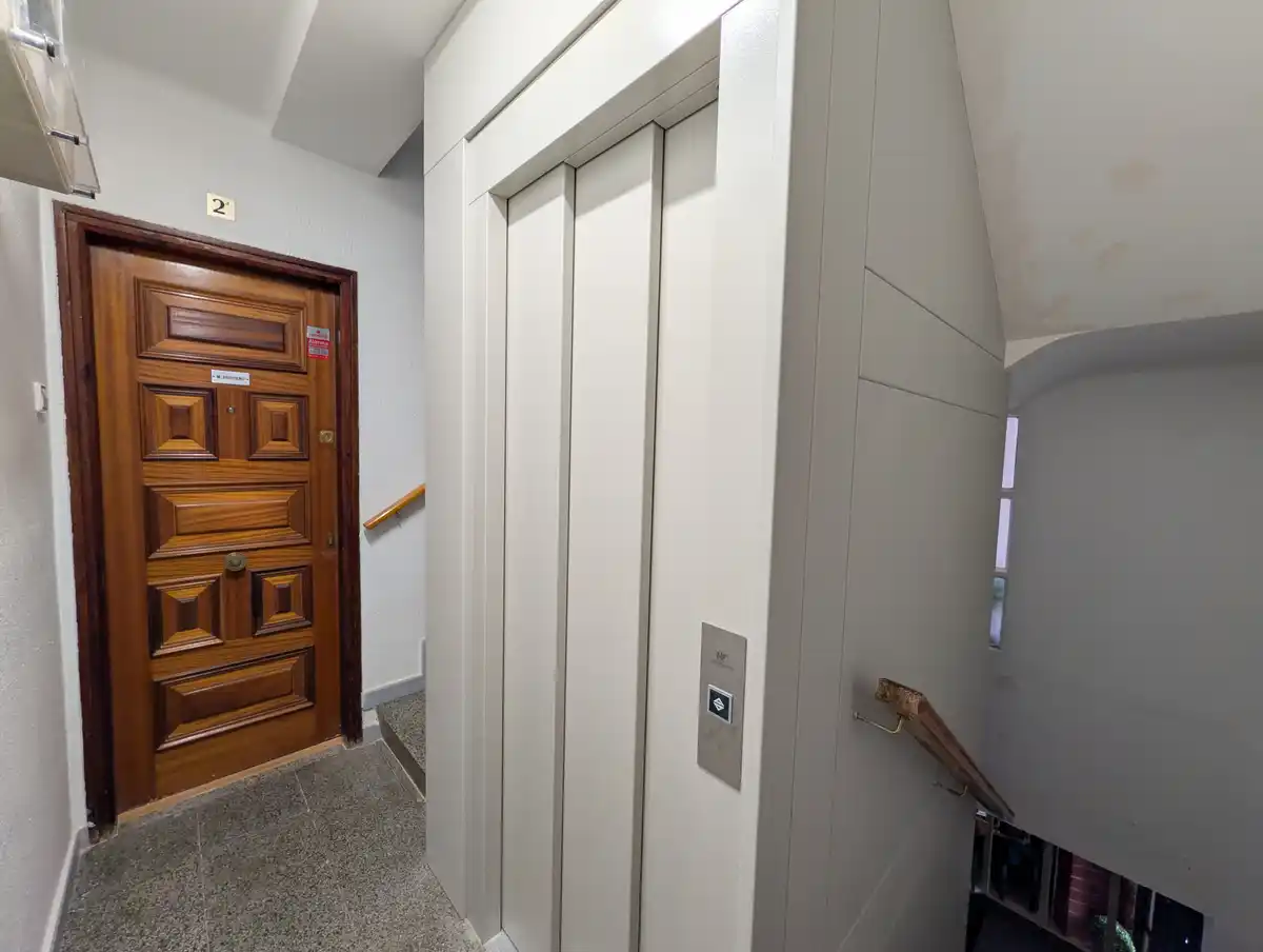 Piso reformado con ascensor, a 500 m de la playa y al lado de la estación de Renfe