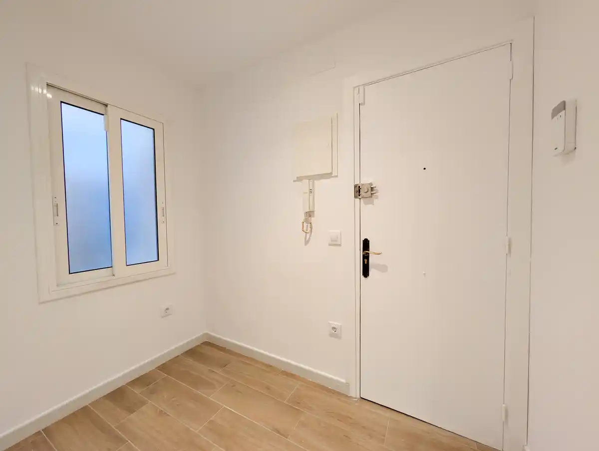 Piso reformado con ascensor, a 500 m de la playa y al lado de la estación de Renfe