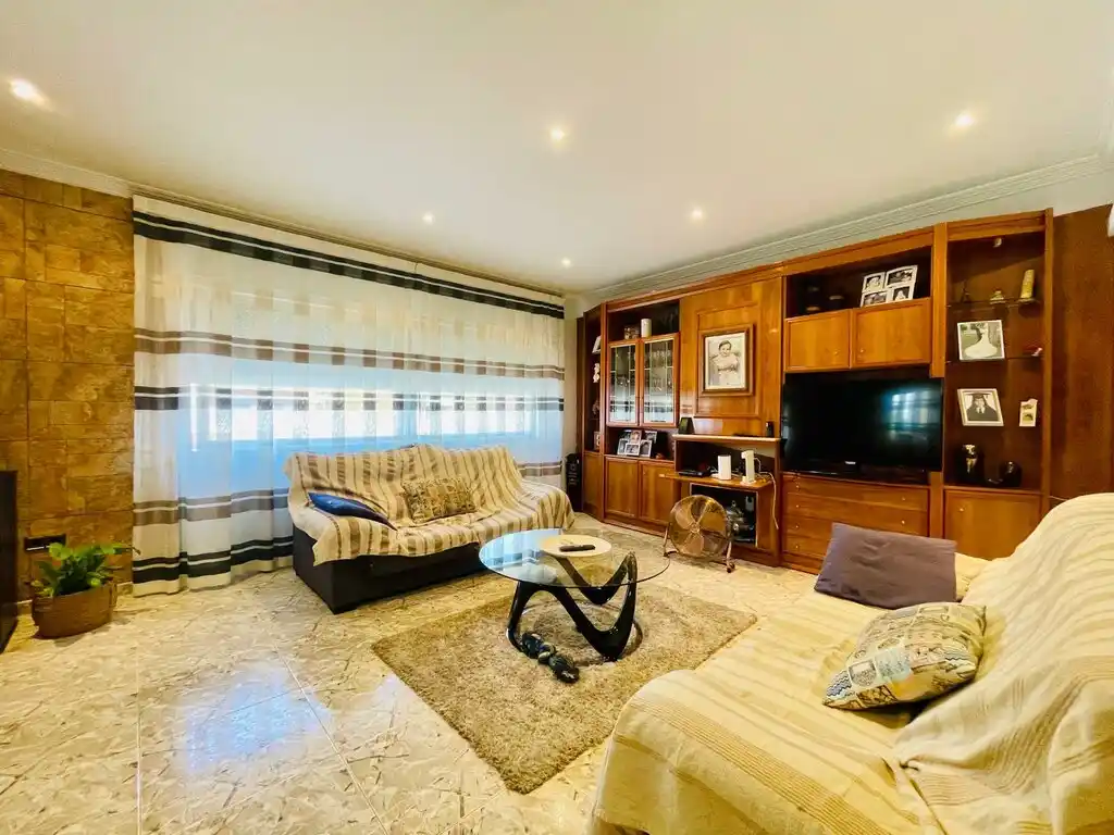 Bar restarurante en activo con vivienda más piscina en venta (Vilajuïga)
