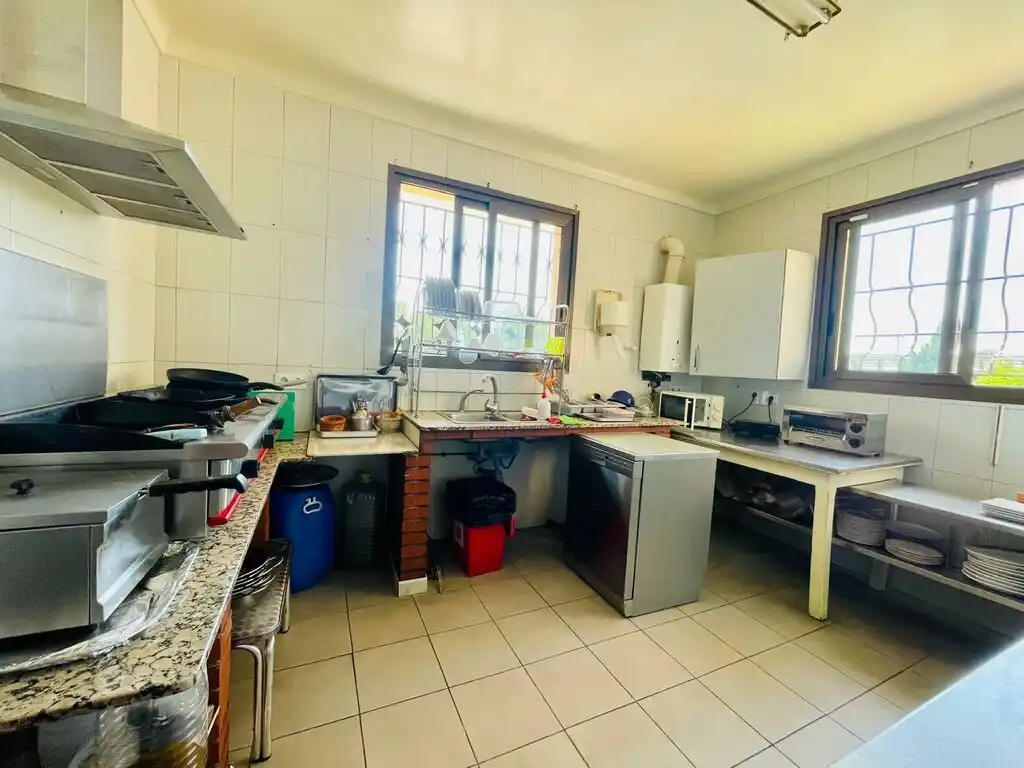 Bar restarurante en activo con vivienda más piscina en venta (Vilajuïga)