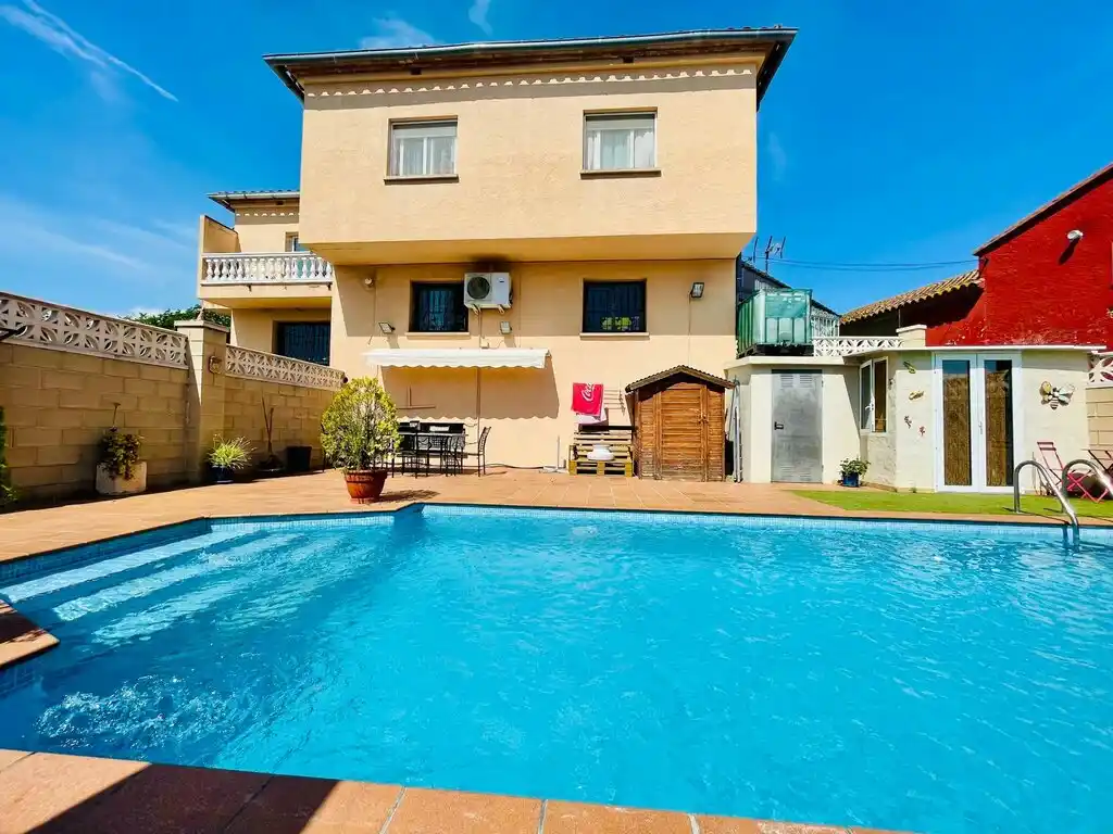 Bar restarurante en activo con vivienda más piscina en venta (Vilajuïga)