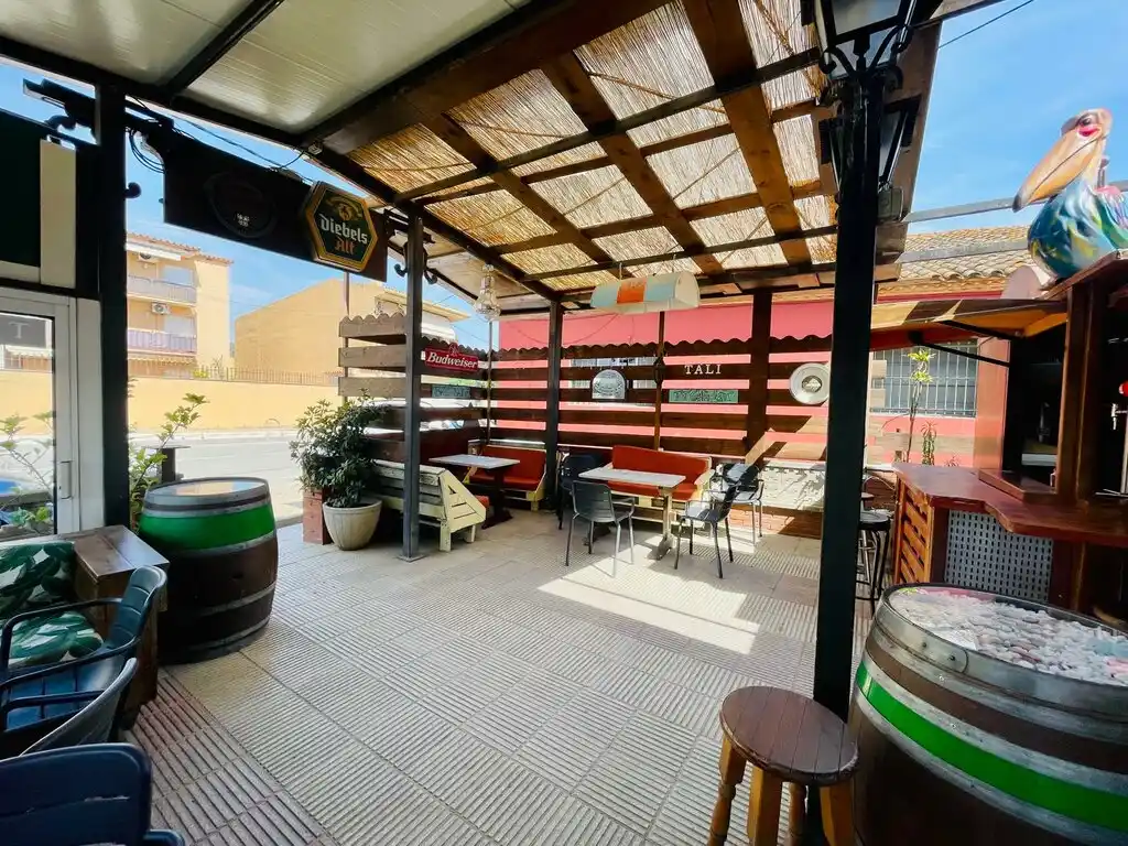 Bar restarurante en activo con vivienda más piscina en venta (Vilajuïga)