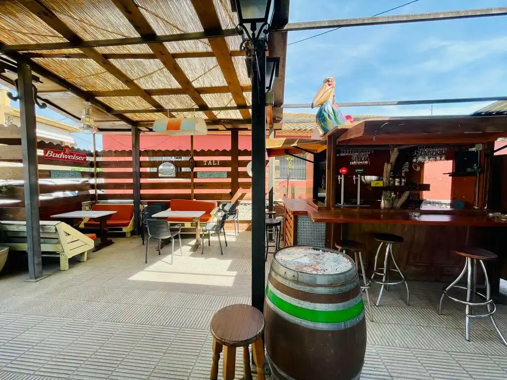 Bar restarurante en activo con vivienda más piscina en venta (Vilajuïga)
