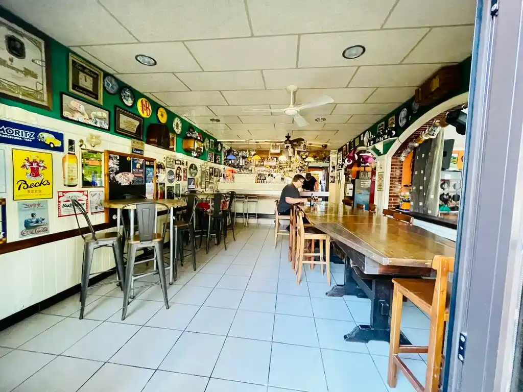 Bar restarurante en activo con vivienda más piscina en venta (Vilajuïga)