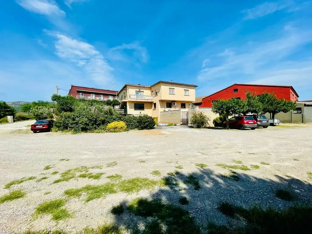 Bar restarurante en activo con vivienda más piscina en venta (Vilajuïga)