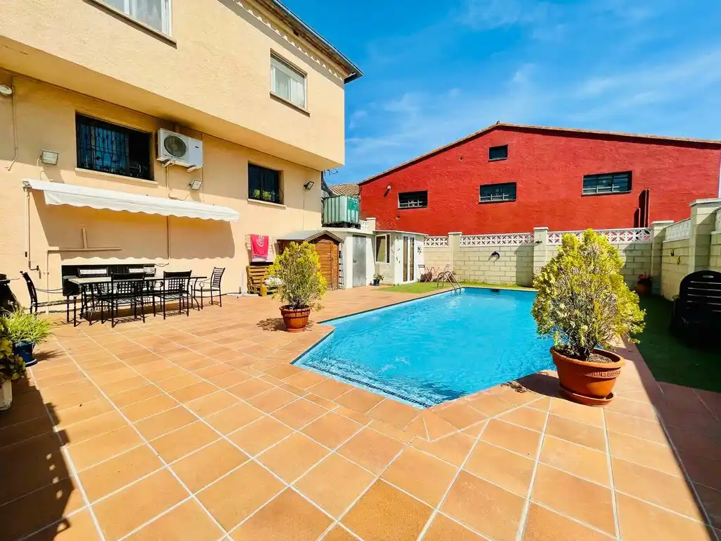 Bar restarurante en activo con vivienda más piscina en venta (Vilajuïga)