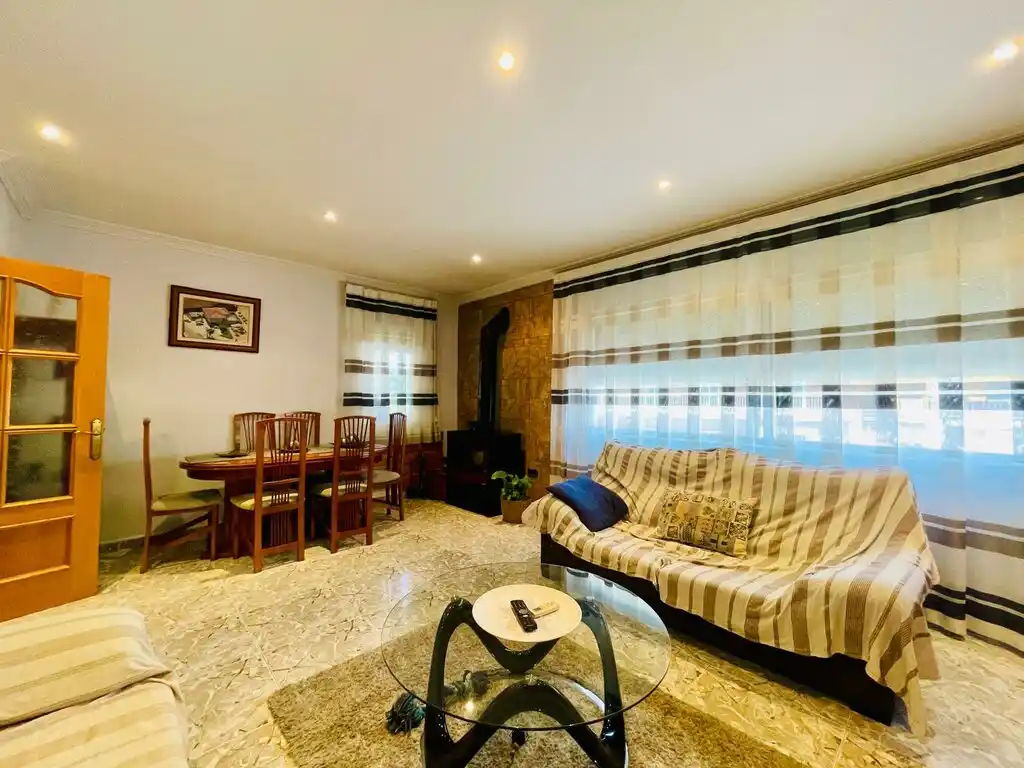 Bar restarurante en activo con vivienda más piscina en venta (Vilajuïga)