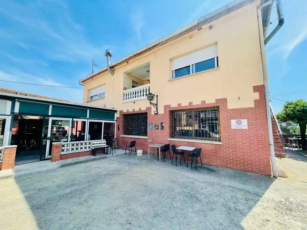 Bar restarurante en activo con vivienda más piscina en venta (Vilajuïga)