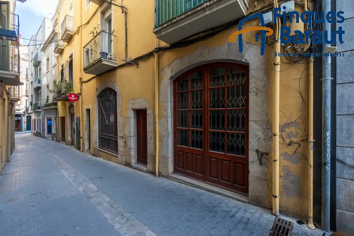 Gran oportunidad de local comercial en el centro de Figueres con ubicación inmejorable.