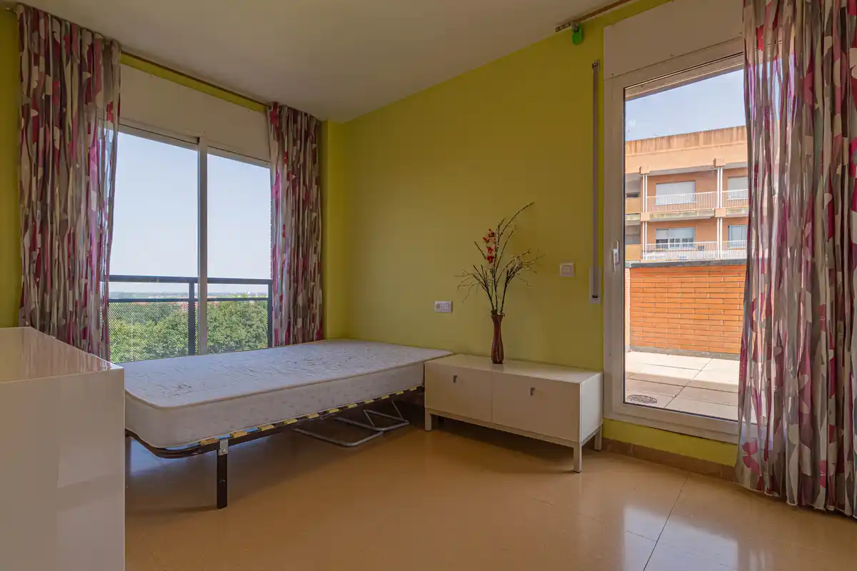 ¿Buscas un piso con terraza, luz natural y vistas en Figueres?