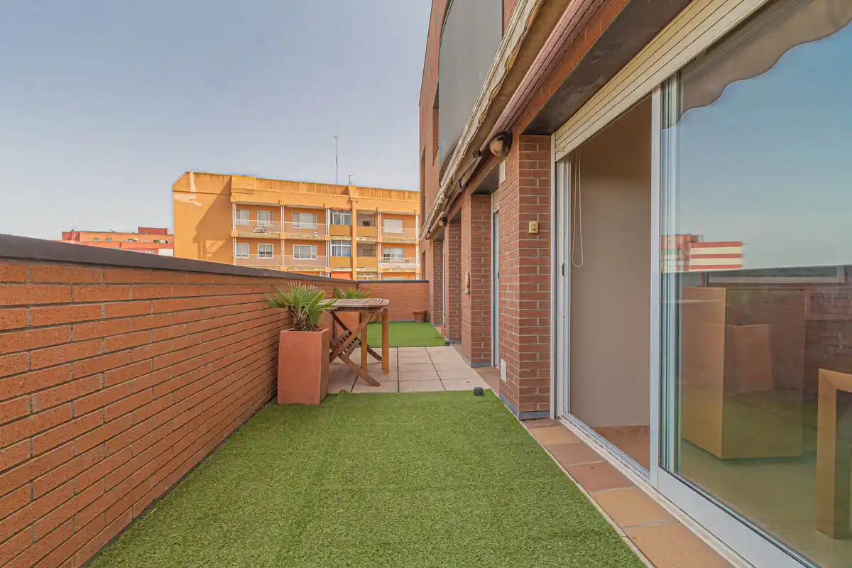 ¿Buscas un piso con terraza, luz natural y vistas en Figueres?
