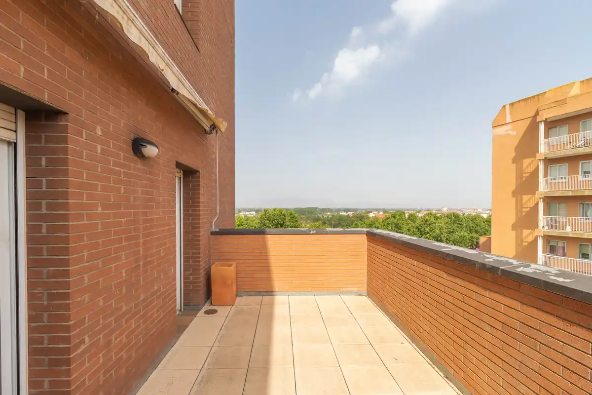 ¿Buscas un piso con terraza, luz natural y vistas en Figueres?