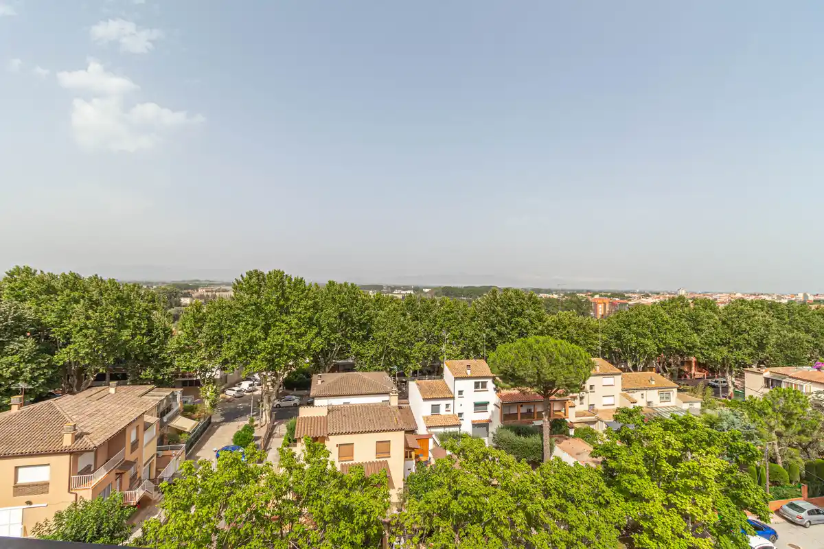 ¿Buscas un piso con terraza, luz natural y vistas en Figueres?