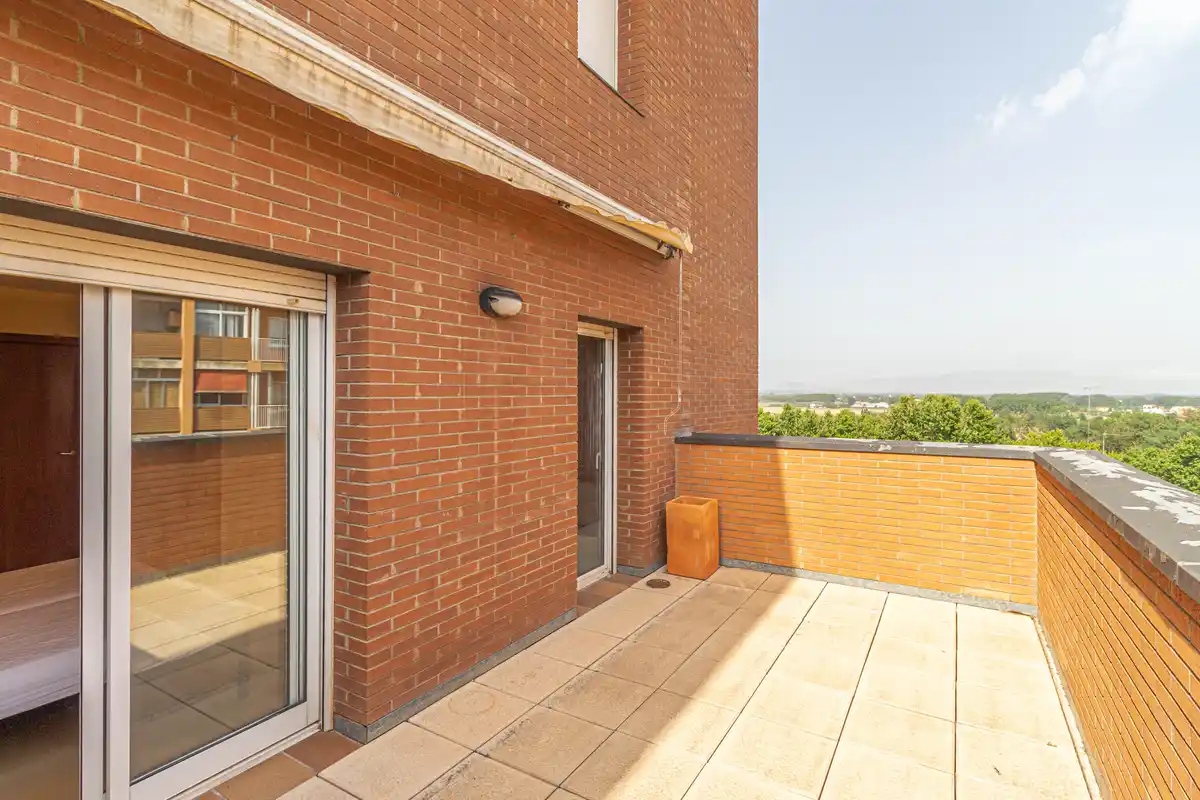 ¿Buscas un piso con terraza, luz natural y vistas en Figueres?