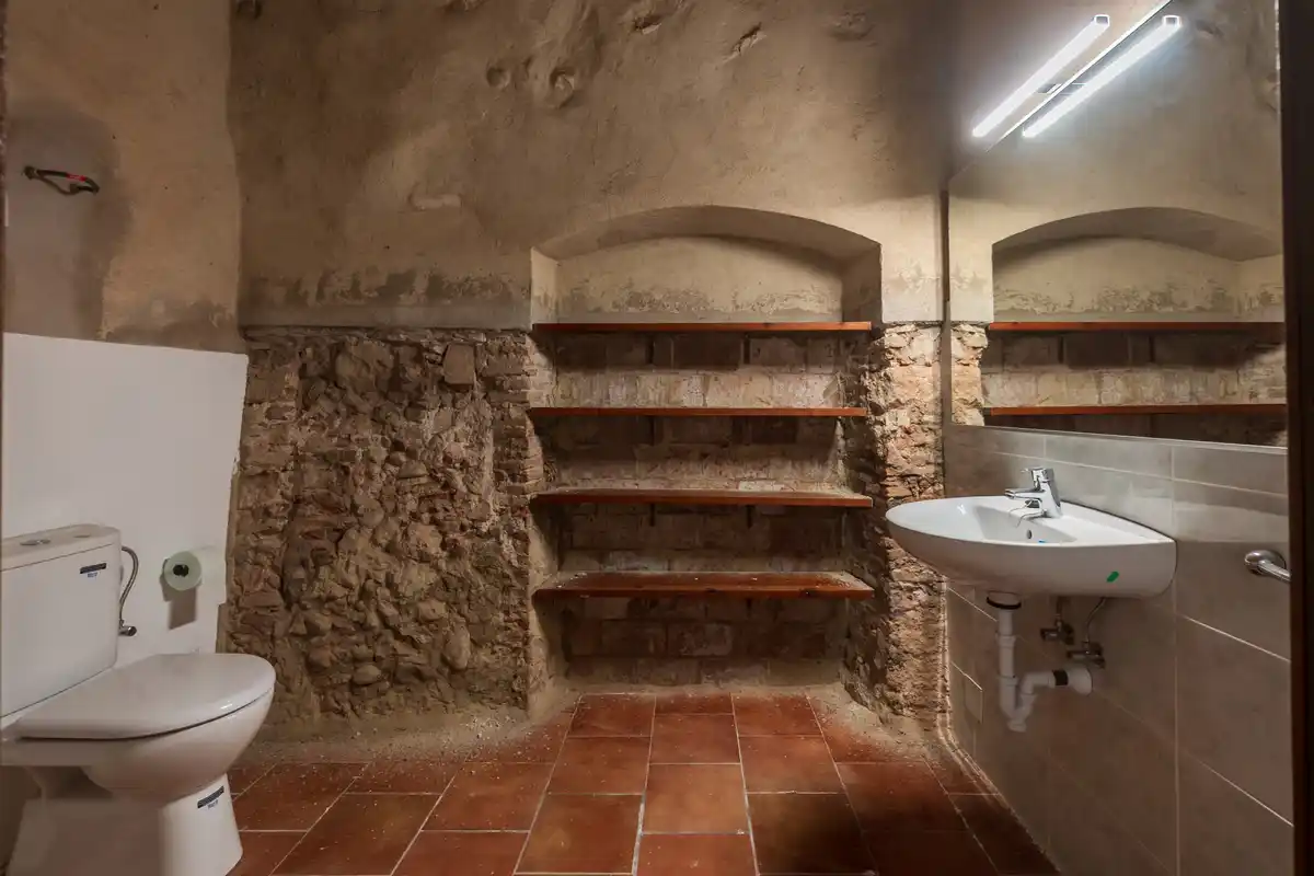 Edificio en venta en el centro peatonal y comercial de Figueres con alto potencial de rentabilidad.