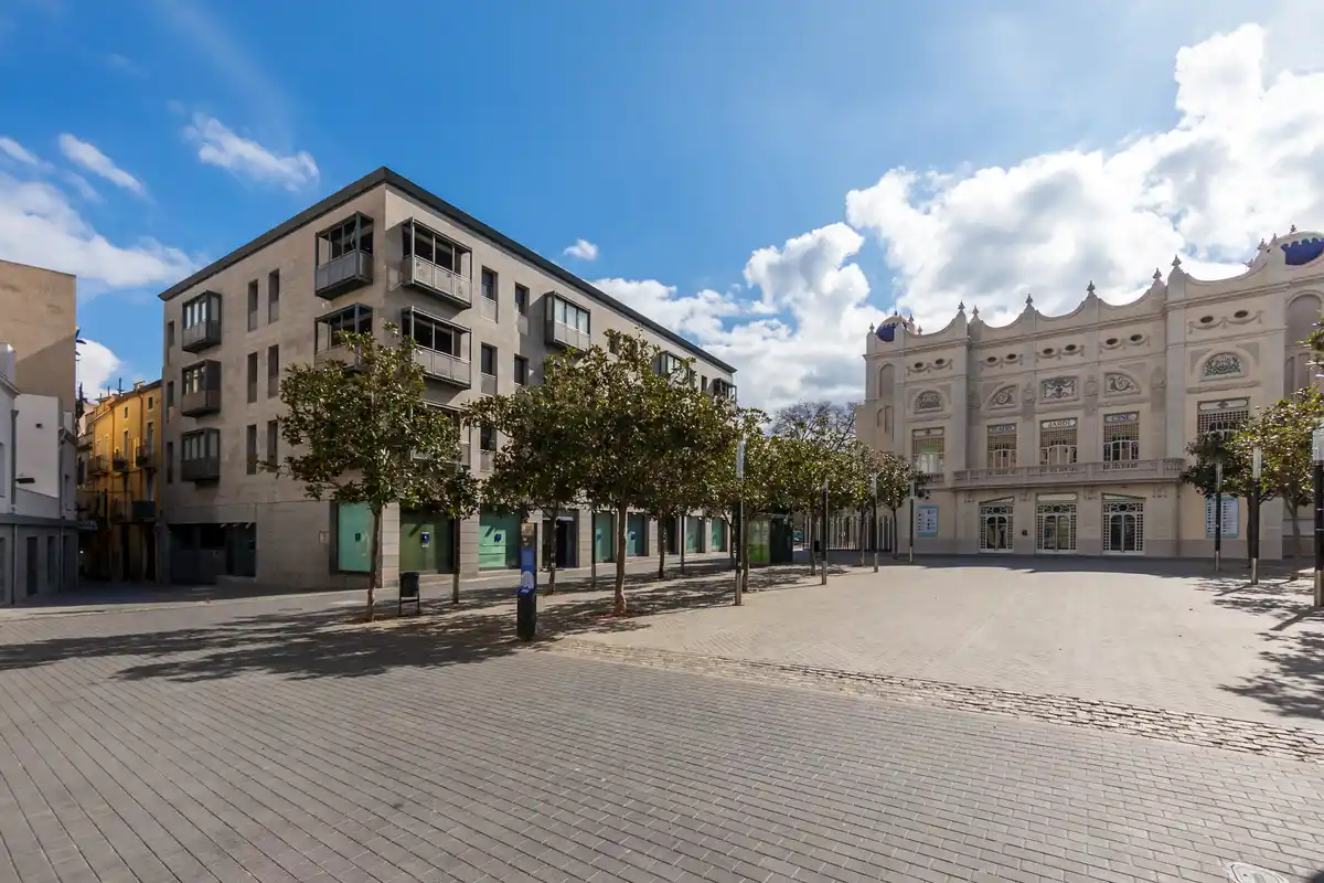 Edificio en venta en el centro peatonal y comercial de Figueres con alto potencial de rentabilidad.