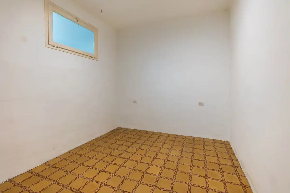 Edificio en venta en el centro peatonal y comercial de Figueres con alto potencial de rentabilidad.