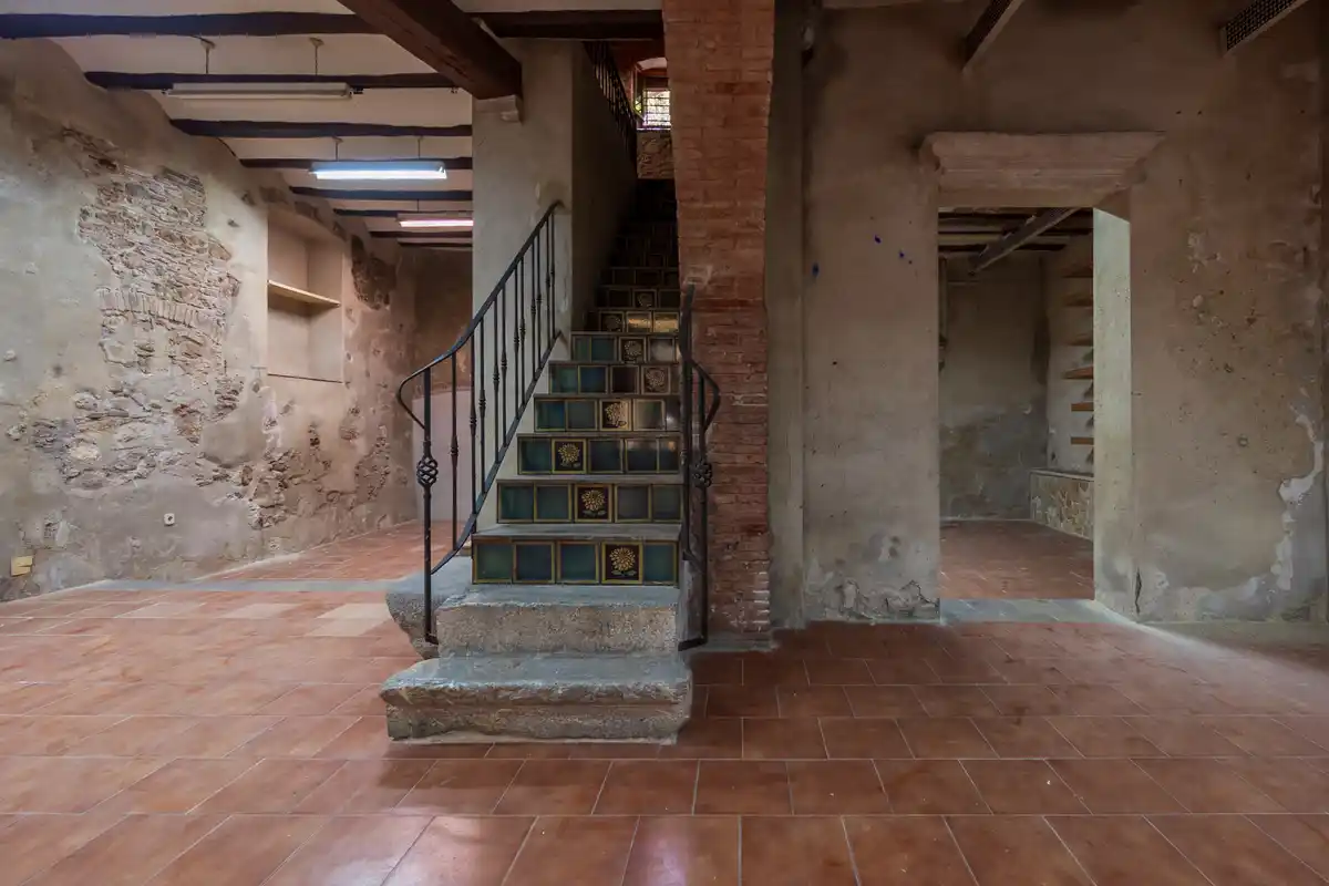 Edificio en venta en el centro peatonal y comercial de Figueres con alto potencial de rentabilidad.