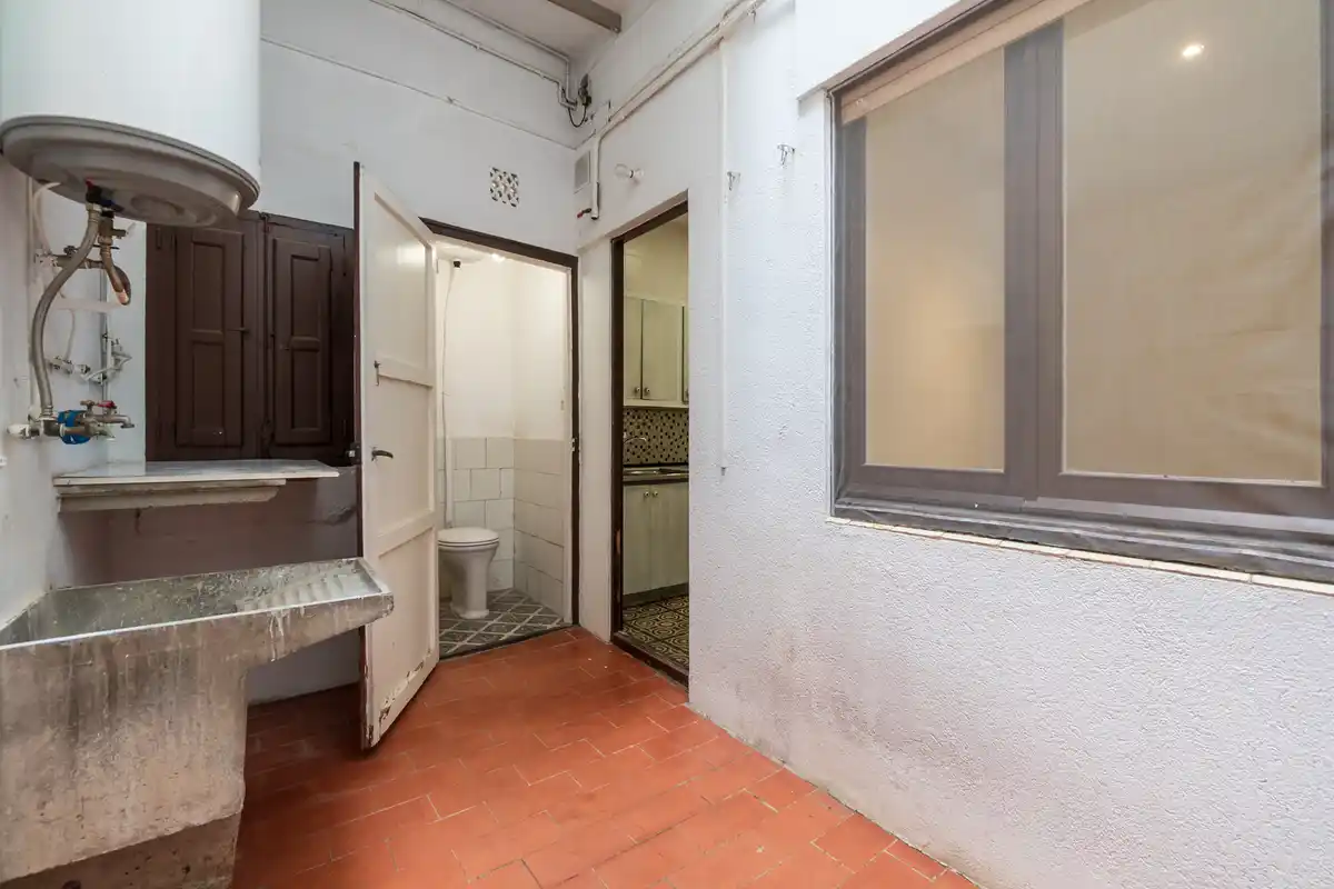 Edificio en venta en el centro peatonal y comercial de Figueres con alto potencial de rentabilidad.