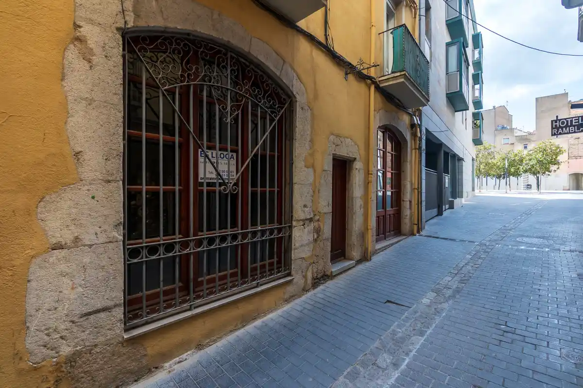 Edificio en venta en el centro peatonal y comercial de Figueres con alto potencial de rentabilidad.