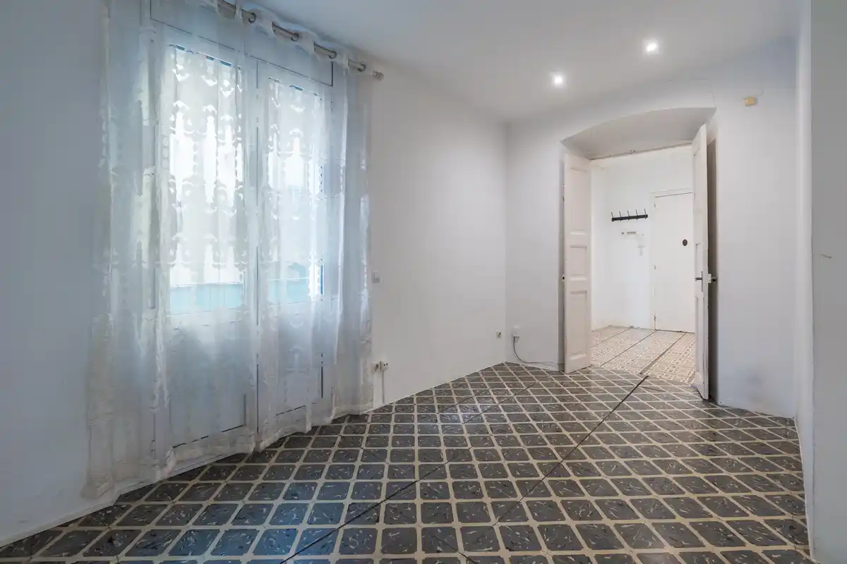 Edificio en venta en el centro peatonal y comercial de Figueres con alto potencial de rentabilidad.