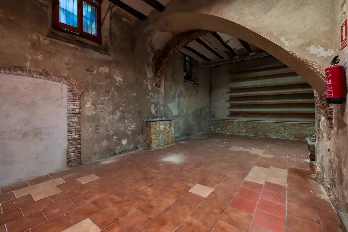 Edificio en venta en el centro peatonal y comercial de Figueres con alto potencial de rentabilidad.